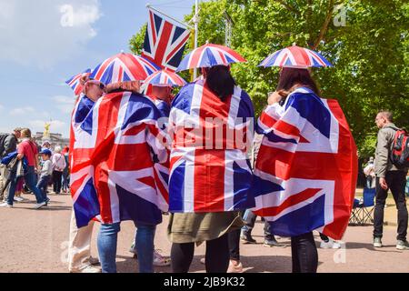 Londra, Inghilterra, Regno Unito. 4th giugno 2022. I fan avvolti in Union Jacks arrivano presto sul Mall il giorno 3 del Queen's Platinum Jubilee Weekend, che vedrà famosi artisti prendere il palco fuori Buckingham Palace, tra cui Queen, Diana Ross e Duran Duran, tra molti altri. (Credit Image: © Vuk Valcic/ZUMA Press Wire) Credit: ZUMA Press, Inc./Alamy Live News Foto Stock