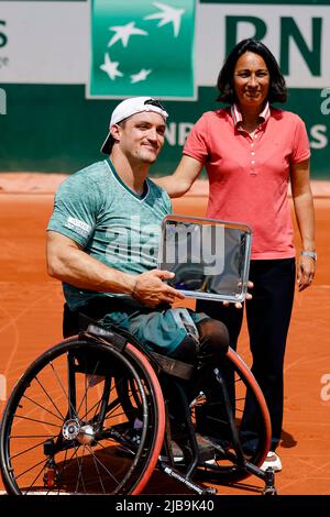 Parigi, Francia. 4th giugno 2022. Il tennista argentino Gustavo Fernandez presenta il suo trofeo dopo la finale maschile al torneo di tennis del Grand Slam aperto francese del 2022 a Roland Garros, Parigi, Francia. Frank Molter/Alamy Live news Foto Stock