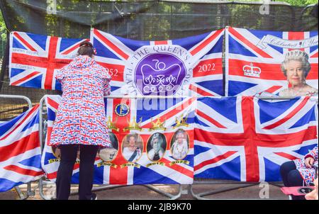 Londra, Inghilterra, Regno Unito. 4th giugno 2022. I fan arrivano presto e allestiscono la propria area per le feste sul Mall il giorno 3 del Queen's Platinum Jubilee Weekend, che vedrà famosi artisti prendere il palco fuori Buckingham Palace, tra cui Queen, Diana Ross e Duran Duran, tra molti altri. (Credit Image: © Vuk Valcic/ZUMA Press Wire) Credit: ZUMA Press, Inc./Alamy Live News Foto Stock