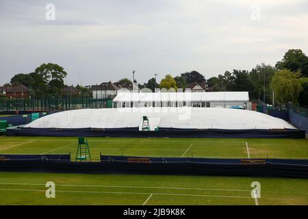 4th giugno 2022; Surbiton Racket & amp; Fitness Club, Surbiton, Londra, Inghilterra: Trofeo Surbiton torneo di tennis: Campo coperto pioggia 1 senza ancora giocare nelle sessioni Foto Stock