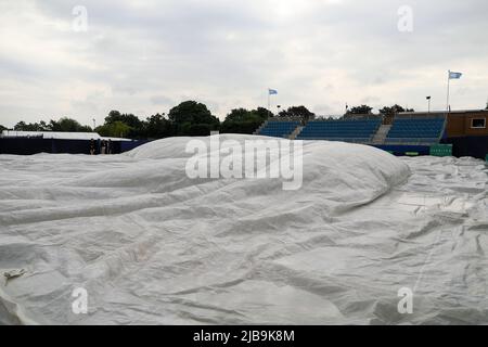 4th giugno 2022; Surbiton Racket & amp; Fitness Club, Surbiton, Londra, Inghilterra: Trofeo di Surbiton torneo di tennis: Campo di centro coperto di pioggia Foto Stock