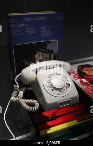 Dopo tre anni di lavori di ristrutturazione, il museo di Östergötland, a Linköping, in Svezia, è ora in fase di riapertura. Nella foto: 'Il nostro modo qui- 11000 anni a Östergötland' è un viaggio indietro nel tempo, dove il visitatore inizia il viaggio nel presente e poi torna indietro nel tempo a quando il foglio di ghiaccio si è sciolto. In ogni camera, il visitatore viene accolto da un'esperienza completamente diversa. 'Il nostro modo qui' consiste di undici camere. Ogni camera rappresenta un'epoca storica e ha un proprio design che è stato creato per riflettere quel tempo. Qui un vecchio telefono. Foto Stock