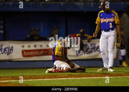 Valencia, Carabobo, Venezuela. 3rd giugno 2022. Giugno 03, 2022. Venezuela Catchers nel campionato pre mondo di baseball U15. Partecipano anche Colombia, Panama, Porto Rico, Repubblica Dominicana e Cuba. Il campionato si svolge allo stadio Jose Perez Colmenares nella città di Valencia, stato di Carabobo, Venezuela. Foto: Juan Carlos Hernandez (Credit Image: © Juan Carlos Hernandez/ZUMA Press Wire) Foto Stock