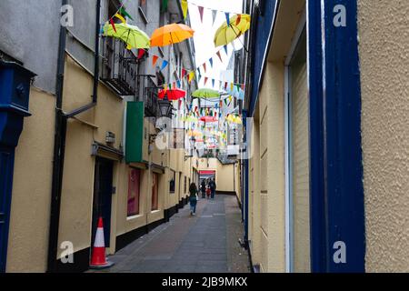 Vista degli ombrelloni in Buttermilk Lane a Galway, Irlanda, Europa Foto Stock