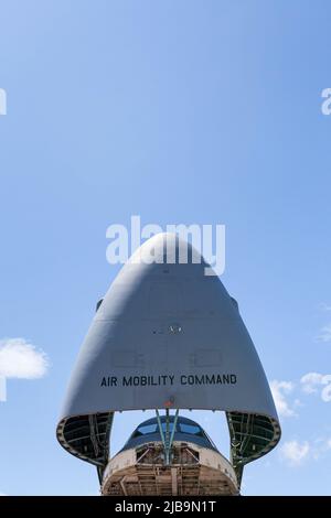 Il cono nasale di un Lockheed Martin C-5M Super Galaxy con il 312th Airlift Squadron della United States Air Force Reserve sollevato sopra l'abitacolo a Yokota Airbase, Fussa. (Foto di Damon Coulter / SOPA Images/Sipa USA) Foto Stock