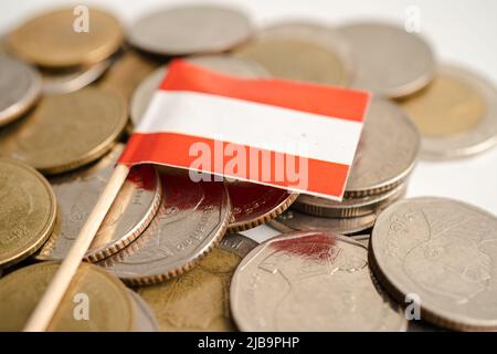 Pila di monete con bandiera austriaca, finanza banking concept. Bandiera, Foto Stock