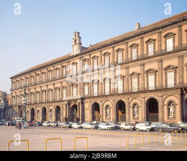 PALAZZO REALE INICIADO EN 1600 POR DOMENICO FONTANA - FACHADA REFORMADA EN EL S XVIII. Autore: LUIGI VANVITELLI. Posizione: PALAZZO REALE. NEAPEL. ITALIA. Foto Stock