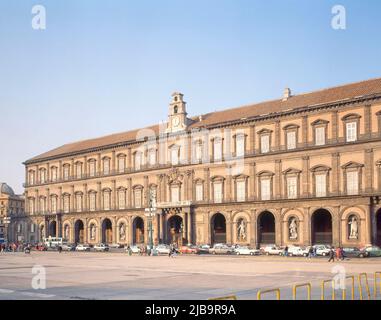 PALAZZO REALE INICIADO EN 1600 POR DOMENICO FONTANA - FACHADA REFORMADA EN EL S XVIII. Autore: LUIGI VANVITELLI. Posizione: PALAZZO REALE. NEAPEL. ITALIA. Foto Stock