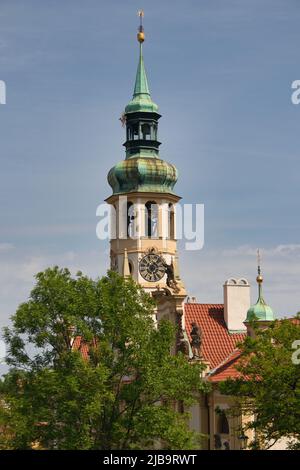 La torre dell'orologio di Loreta con campane in dettaglio vista, Praga. Monumento storico barocco Hradčany. Repubblica Ceca. Foto Stock
