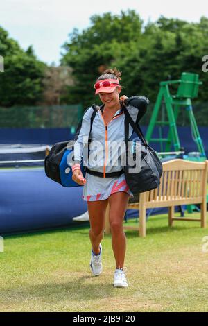 4th giugno 2022; Surbiton Racket & amp; Fitness Club, Surbiton, Londra, Inghilterra: Torneo di tennis del Trofeo di Surbiton, giorno delle semifinali; Arina Rodionova (AUS) arriva in campo. Foto Stock