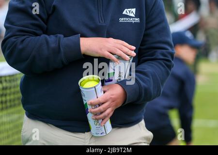 4th giugno 2022; Surbiton Racket & amp; Fitness Club, Surbiton, Londra, Inghilterra: Torneo di tennis del Trofeo di Surbiton, femminile doppia finale; cambio di palle Foto Stock