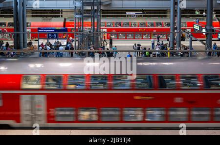 Berlino, Germania. 04th giugno 2022. Numerose persone attendono alla stazione principale sullo sfondo dei treni regionali in arrivo. Il biglietto da 9 euro dovrebbe portare più traffico prima del weekend di Whitsun, il che significa anche l'inizio delle vacanze di Whitsun in molti stati tedeschi. Credit: Monika Skolimowska/dpa/Alamy Live News Foto Stock