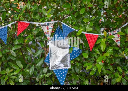 Merton Park, Londra, Regno Unito. 4 giugno 2022. Decorazioni Platinum Jubilee su Aylward Road per la festa di strada che si svolge il 5th giugno. Credit: Malcolm Park/Alamy Live News Foto Stock