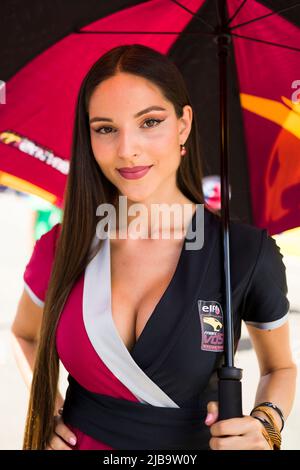 4th giugno 2022; circuito de Catalunya, Montmelo, Barcellona, Spagna: Gran Premi Monster Energy de Catalunya, MotoGP di Spagna, sessioni di qualificazione: Una ragazza paddock MotoGP pone durante le prove libere Foto Stock