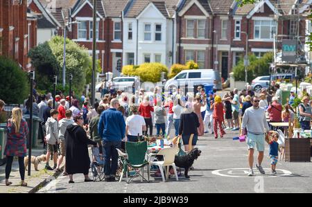 Brighton UK 4th Giugno 2022 - residenti e di Freshfield Street a Brighton alla loro festa di strada del Platinum Jubilee della regina mentre le celebrazioni continuano durante il fine settimana intorno al Regno Unito: Credit Simon Dack / Alamy Live News Foto Stock