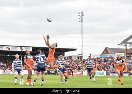 Castleford, Inghilterra - 4 luglio 2022 - Greg Eden of Castleford Tigers raccoglie la palla alta durante il Rugby League Betfred Challenge Super League Castleford Tigers vs Warriors Wigan al Mend-A-Hose Stadium di Castleford, Regno Unito Dean Williams Foto Stock