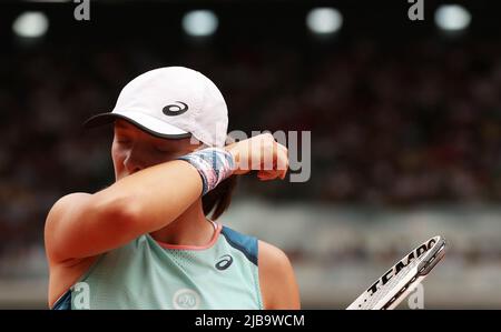 Parigi, Francia. 4th giugno 2022. IgA Swiatek di Polonia reagisce durante la finale femminile dei singoli contro Coco Gauff degli Stati Uniti al torneo di tennis Open francese al Roland Garros di Parigi, Francia, 4 giugno 2022. Credit: Gao Jing/Xinhua/Alamy Live News Foto Stock