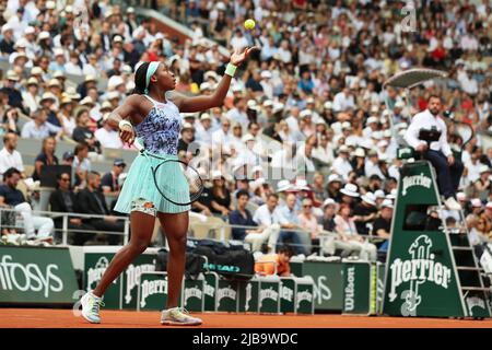 Parigi, Francia. 4th giugno 2022. Coco Gauff degli Stati Uniti serve durante la finale femminile dei singoli contro IgA Swiatek della Polonia al torneo di tennis Open francese al Roland Garros di Parigi, Francia, 4 giugno 2022. Credit: Gao Jing/Xinhua/Alamy Live News Foto Stock