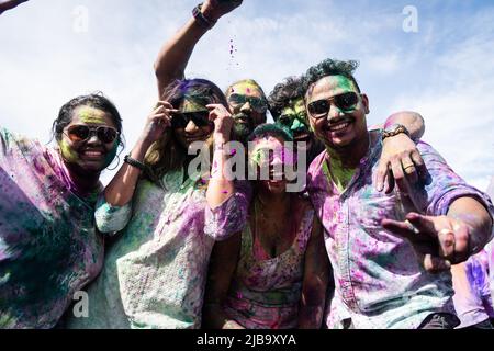 Penang, Malesia. 04th giugno 2022. Festival goers coperto di polvere colorata danza insieme al Penang Color Festival 4,0. L'evento si è verificato in Malesia recentemente ha rilassato i suoi requisiti di ingresso, rendendo più facile per i turisti internazionali di visitare il paese. Credit: SOPA Images Limited/Alamy Live News Foto Stock