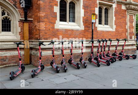 Voi scooter elettrici a noleggio nel centro di Cambridge, Cambridgeshire, Inghilterra, Regno Unito. Foto Stock