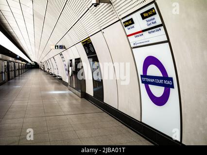 Una piattaforma ferroviaria a Tottenham Court Road, una stazione sulla linea metropolitana più recente di Londra, la Elizabeth Line, che ha aperto parzialmente nel maggio 2022 dopo b Foto Stock