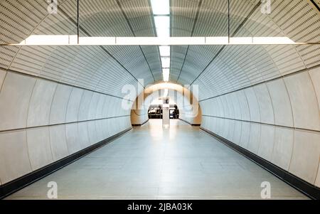 Un passaggio che collega le piattaforme alla stazione di Tottenham Court Road sulla linea metropolitana più recente di Londra, la Elizabeth Line. Foto Stock