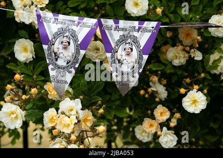 Derby, UK, 04/06/2022, decorazioni e feste di strada possono essere viste a Derby per celebrare il Giubileo del platino del Queens Foto Stock