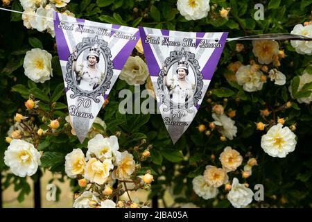 Derby, UK, 04/06/2022, decorazioni e feste di strada possono essere viste a Derby per celebrare il Giubileo del platino del Queens Foto Stock