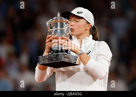 Parigi, Francia, 4th. Giugno, 2022. Tennista polacco Polishholding il trofeo dopo aver vinto il torneo di tennis del French Open 2022 al Roland Garros sabato 04 giugno 2022., © Juergen Hasenkopf / Alamy Live News Foto Stock