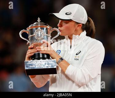 Parigi, Francia, 4th. Giugno, 2022. Tennista polacco Polishholding il trofeo dopo aver vinto il torneo di tennis del French Open 2022 al Roland Garros sabato 04 giugno 2022., © Juergen Hasenkopf / Alamy Live News Foto Stock