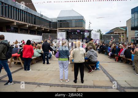 Derby, UK, 04/06/2022, decorazioni e feste di strada possono essere viste a Derby per celebrare il Giubileo del platino del Queens Foto Stock