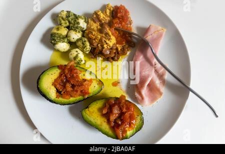 Antipasto mediterraneo misto con vinaigrette all'avocado, prosciutto, mozzarella, salsa e hummus Foto Stock