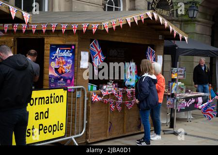 Derby, UK, 04/06/2022, decorazioni e feste di strada possono essere viste a Derby per celebrare il Giubileo del platino del Queens Foto Stock