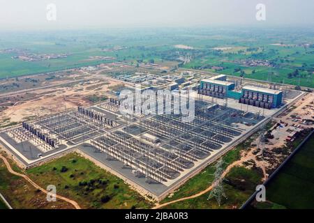 (220604) -- ISLAMABAD, 4 giugno 2022 (Xinhua) -- Foto scattata il 6 settembre 2021 mostra una vista della stazione di conversione di Lahore del progetto di linea di trasmissione di corrente continua ad alta tensione (HVDC) À660kV Matiari-Lahore nell'ambito del Corridoio economico Cina-Pakistan (CPEC) nella periferia di Lahore, nella provincia orientale del Punjab. PER PASSARE A "Feature: Il progetto di trasmissione CPEC favorisce lo sviluppo socio-economico del Pakistan nella via verde" (state Grid Corporation of China/Handout via Xinhua) Foto Stock