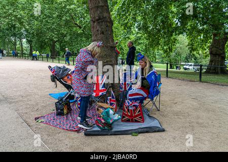 Londra UK, 4 giugno 2022. I fan reali dell'Union Jack si accamparono sul Mall per assicurarsi il posto per il concerto della festa di platino che include artisti del mondo dell'intrattenimento che prenderanno parte a una notte di tributi musicali per celebrare il regno dei 70 anni della Regina. Credit. amer Ghazzal/Alamy Live News Foto Stock