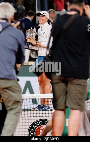 Parigi, Francia. 4th giugno 2022. Il tennista polacco IgA Swiatek festeggia dopo la finale femminile al torneo di tennis francese Open Grand Slam del 2022 a Roland Garros, Parigi, Francia. Frank Molter/Alamy Live news Foto Stock