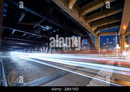 Sentieri leggeri di auto sul ponte. Scena notturna della strada della città di Chicago. Foto Stock