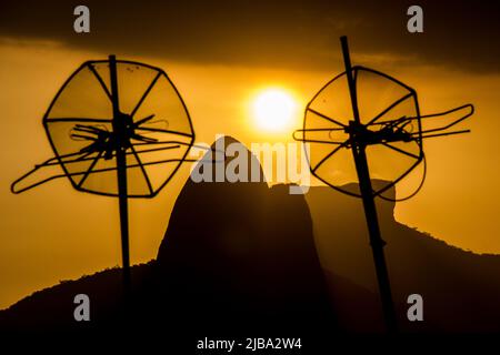 Due fratelli Hill visto dalla cima della collina Cantagalo a Rio de Janeiro Brasile. Foto Stock