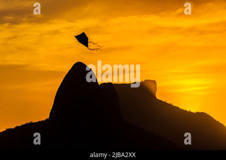 Due fratelli Hill visto dalla cima della collina Cantagalo a Rio de Janeiro Brasile. Foto Stock