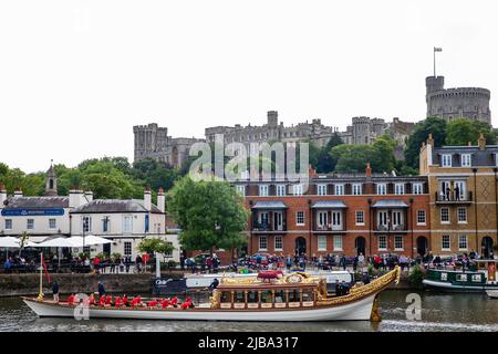 Windsor, Regno Unito. 4th giugno 2022. Gloriana, la Queen's Row Barge, passa davanti al Castello di Windsor in testa alla Flottilla del Giubileo del platino per celebrare il Giubileo del platino della Regina Elisabetta II. Windsor ospita una serie di festeggiamenti Platinum Jubilee durante il weekend Jubilee Bank Holiday. Credit: Mark Kerrison/Alamy Live News Foto Stock