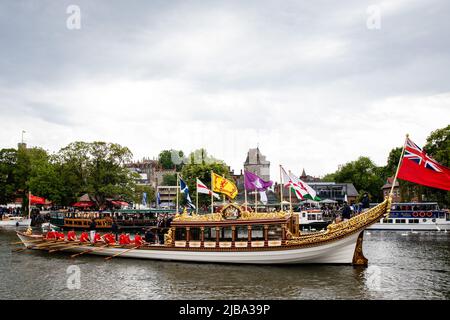 Windsor, Regno Unito. 4th giugno 2022. Gloriana, la Queen's Row Barge, passa davanti al Castello di Windsor in testa alla Flottilla del Giubileo del platino per celebrare il Giubileo del platino della Regina Elisabetta II. Windsor ospita una serie di festeggiamenti Platinum Jubilee durante il weekend Jubilee Bank Holiday. Credit: Mark Kerrison/Alamy Live News Foto Stock