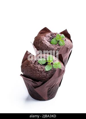 Muffin al cioccolato fondente farciti con marmellata isolata su bianco Foto Stock