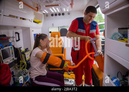 Kiev. Ucraina. 2.06.2022. Un paramedico di ambulanza tratta la ragazza Foto Stock