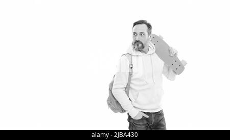 hipster uomo con barba in felpa con cappuccio con zaino e penny board isolato su spazio copia bianco, tempo libero. Foto Stock