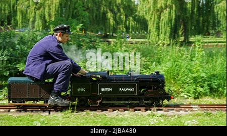 Modello di lavoro in scala BR British Railways Steam Locomotiva Classe N2 69580 in pista. Foto Stock