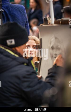 Ragazza che ottiene il suo ritratto disegnato a Montmartre, Parigi Foto Stock