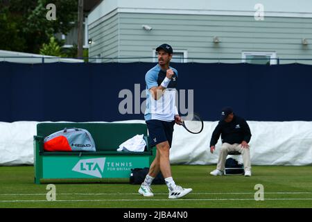 4th giugno 2022; Surbiton Racket & amp; Fitness Club, Surbiton, Londra, Inghilterra: Torneo di tennis Surbiton Trophy, singolo Mens semifinale: Andy Murray (GBR) festeggia dopo aver vinto il set 1st contro Denis Kudla (USA). Foto Stock