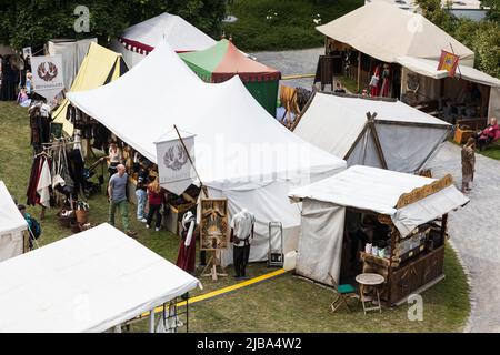 Pfingst-Spektakulum a Muelheim an der Ruhr, Germania. Campo medievale. Evento con un torneo medievale di cavalieri con accampamento e mercato dell'artigianato a Müga-Park vicino al castello Schloss Broich. Foto Stock