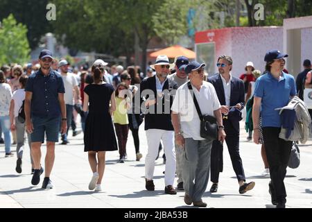 4th giugno 2022; Roland Garros, Parigi, Francia: Torneo Open di tennis francese: I tifosi arrivano per la finale di Ladie Foto Stock