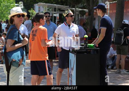 4th giugno 2022; Roland Garros, Parigi, Francia: Torneo Open di tennis francese: I fan si informano sul Paddle Tennis al Roland Garros Foto Stock